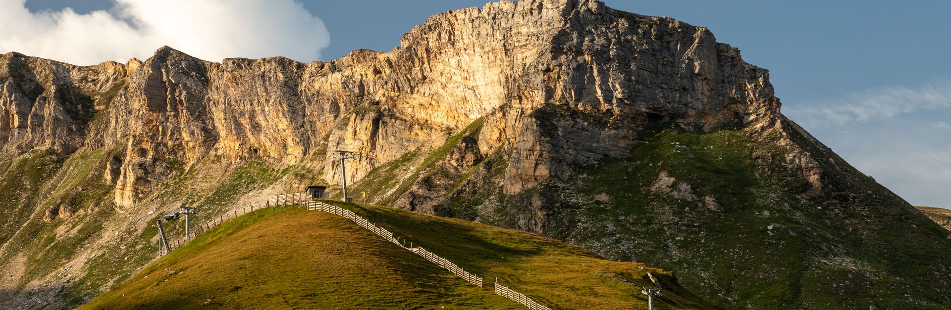 Explore the majestic landscapes of Korutany, Rakousko with stunning mountain views and vibrant green