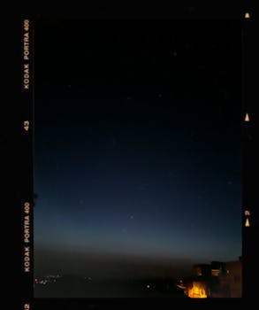 城市夜空宁静，轮廓在夜色中显得平静而安详