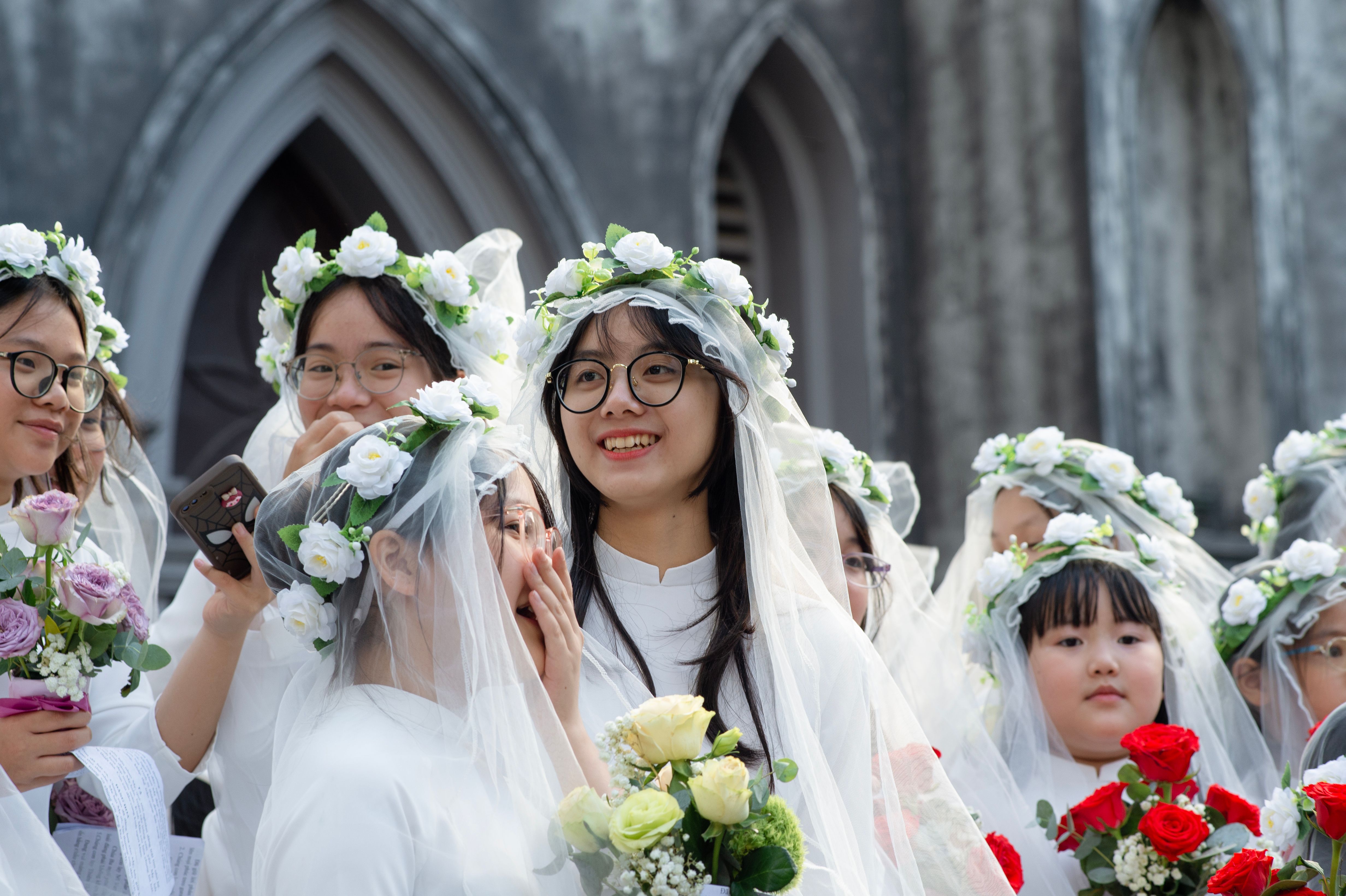 Marian Procession at St. Joseph's Cathedral, Hanoi · Free Stock Photo