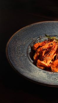 Saumon teriyaki japonais avec légumes sautés