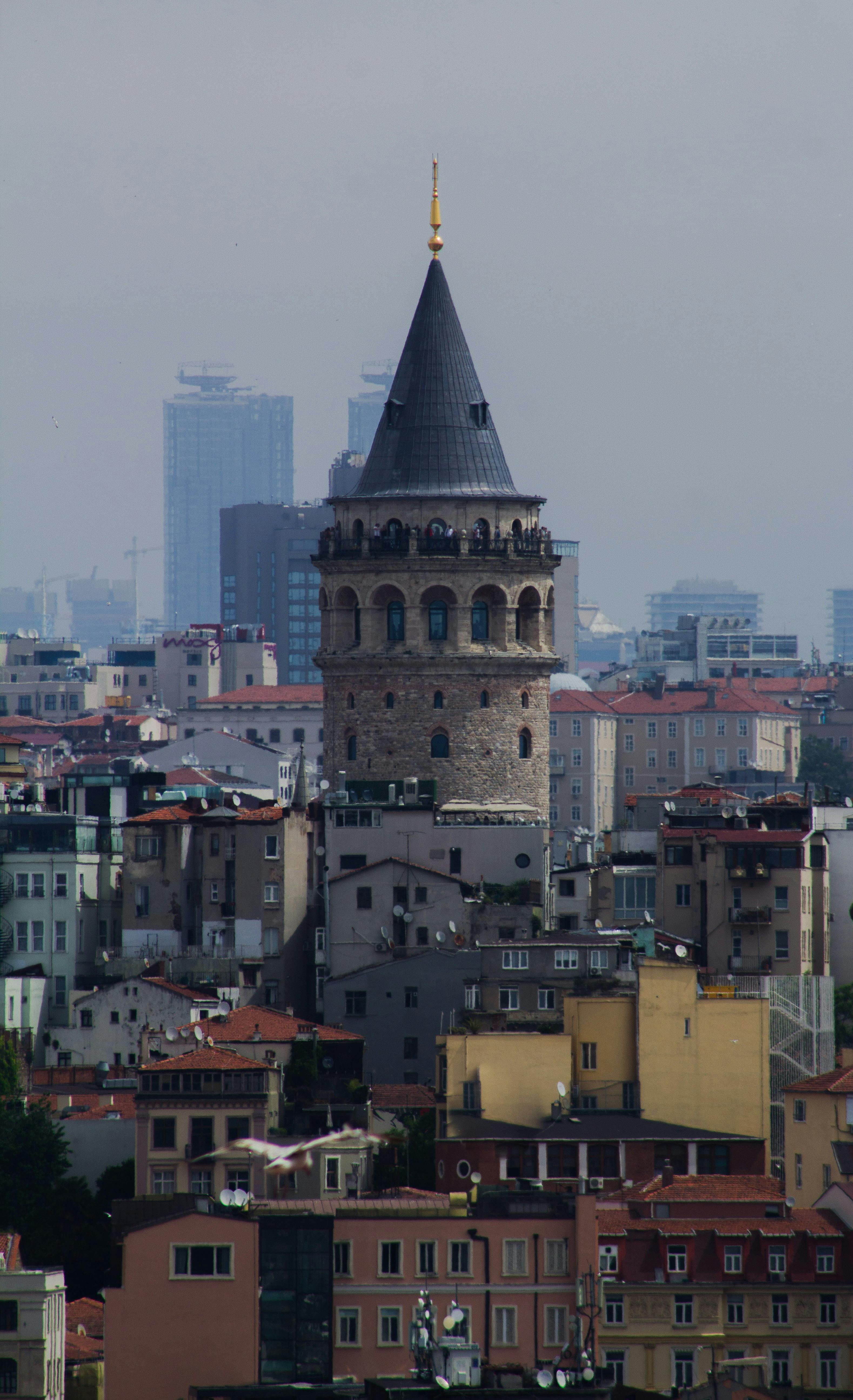 Gratuit Vue aérienne de la tour historique de Galata au milieu du paysage urbain animé d'Istanbul. Photos