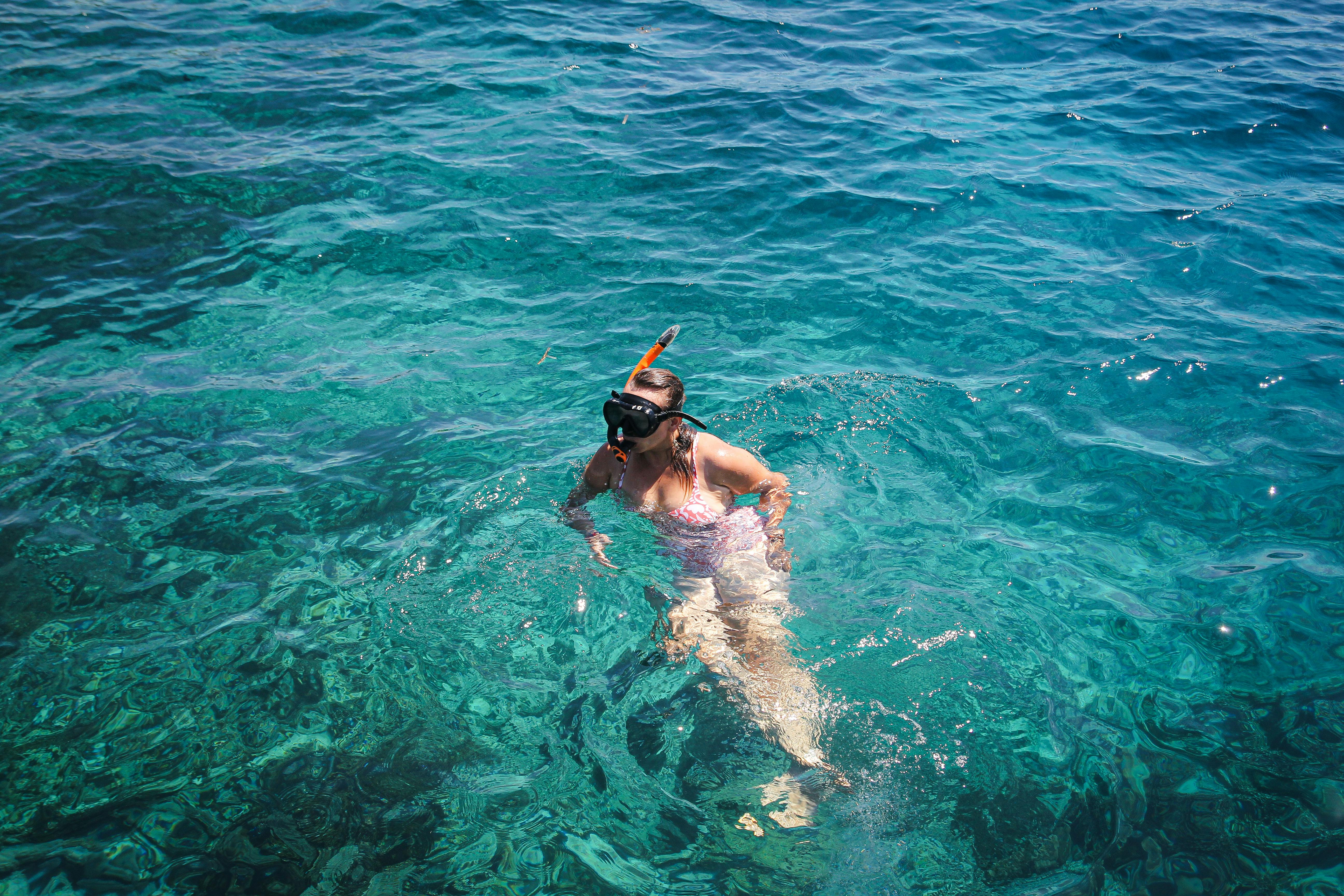 Mujer haciendo snorkel en las claras aguas turquesas de East Nusa Tenggara, Indonesia.