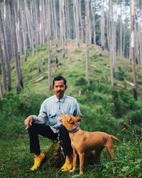 在西苏门答腊岛郁郁葱葱的森林中，一名男子和他的狗捕捉到了友谊与自然的精髓