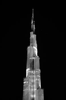 迪拜的夜空中，哈利法塔令人惊叹的黑白图像照亮了天际