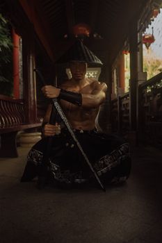 一张气势磅礴的照片，照片中一位身着传统服饰的武士手持宝剑，拍摄于室内。 - 相关推荐