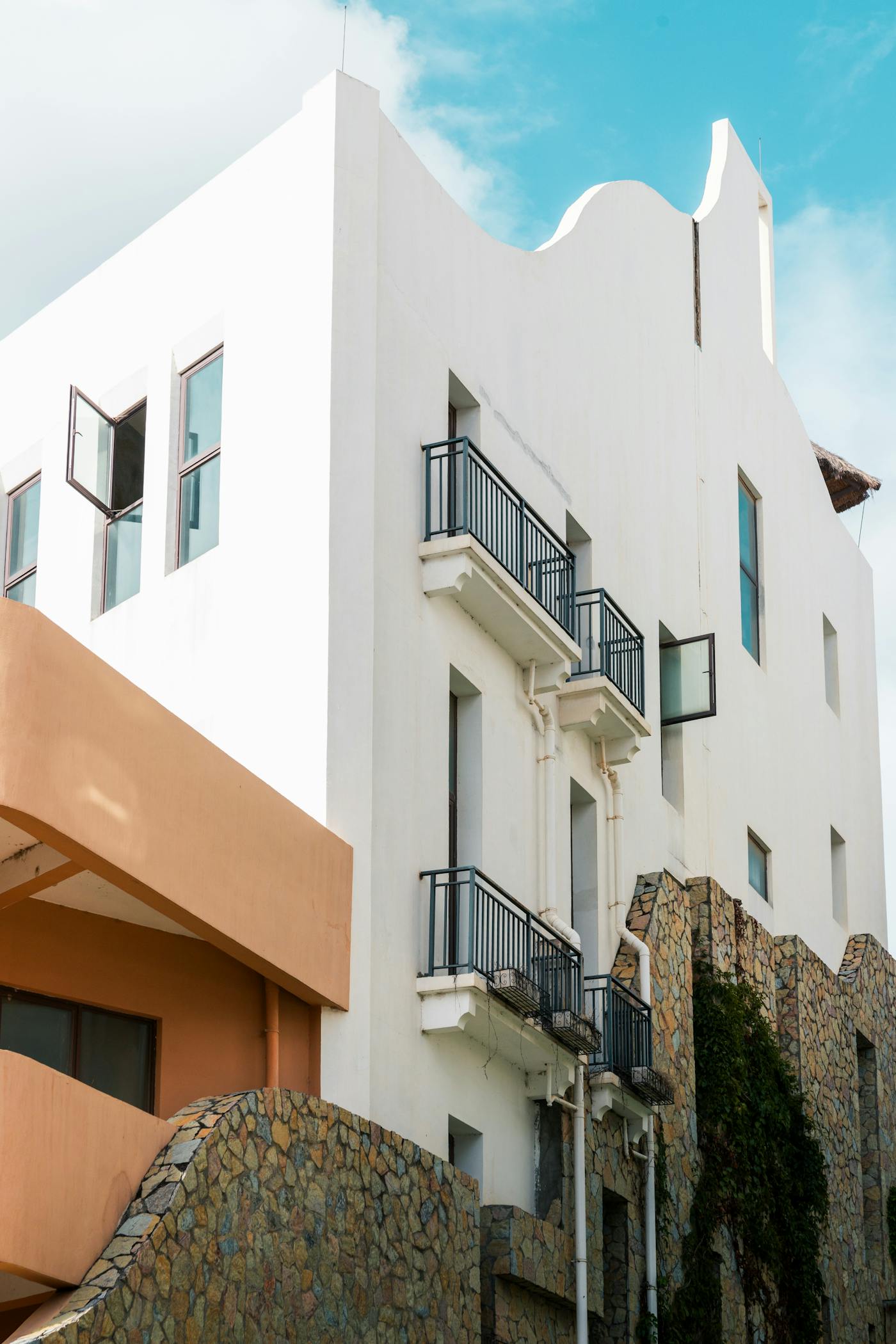 Fachada y volumen arquitectonico