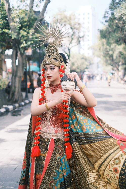 Free Portrait of a woman in traditional Indonesian attire holding a mask in West Java. Stock Photo