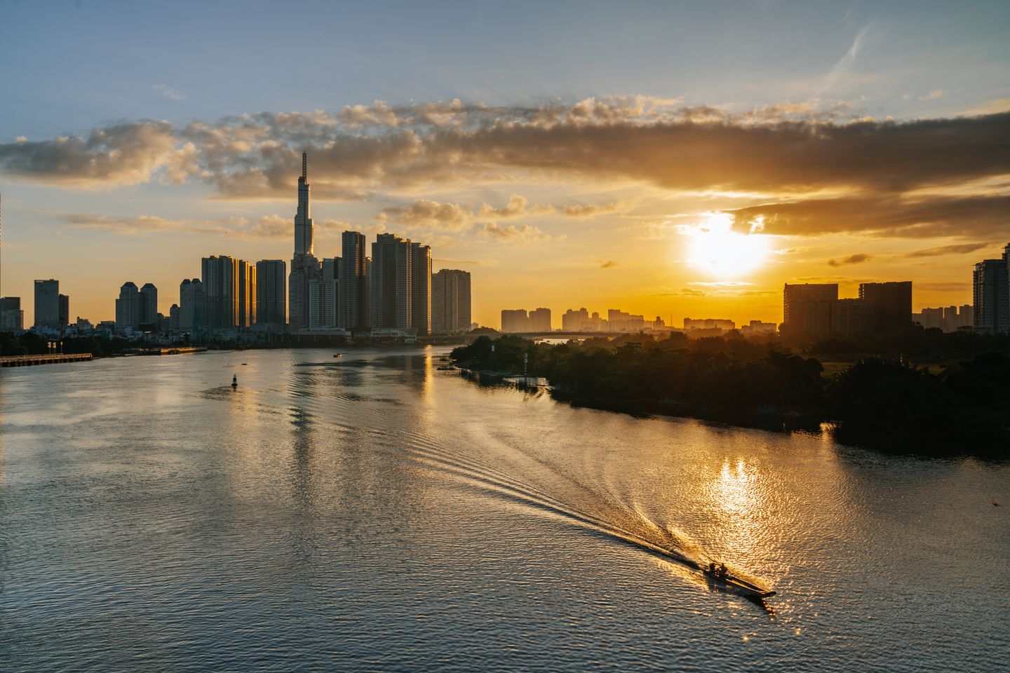 Atardecer sobre el río Saigón y el Landmark 81, Ciudad Ho Chi Minh