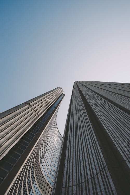 Low Angle Foto Von Hochhäusern Unter Grauem Himmel