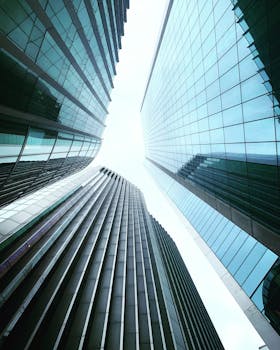 低角度拍摄的伦敦金融区当代摩天大楼，展现了现代建筑的魅力