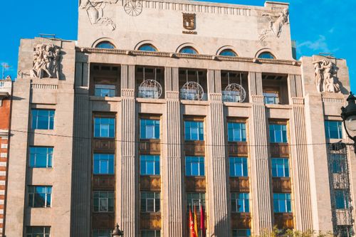 Free Historic building with relief sculptures in Madrid, showcasing classic architectural design. Stock Photo