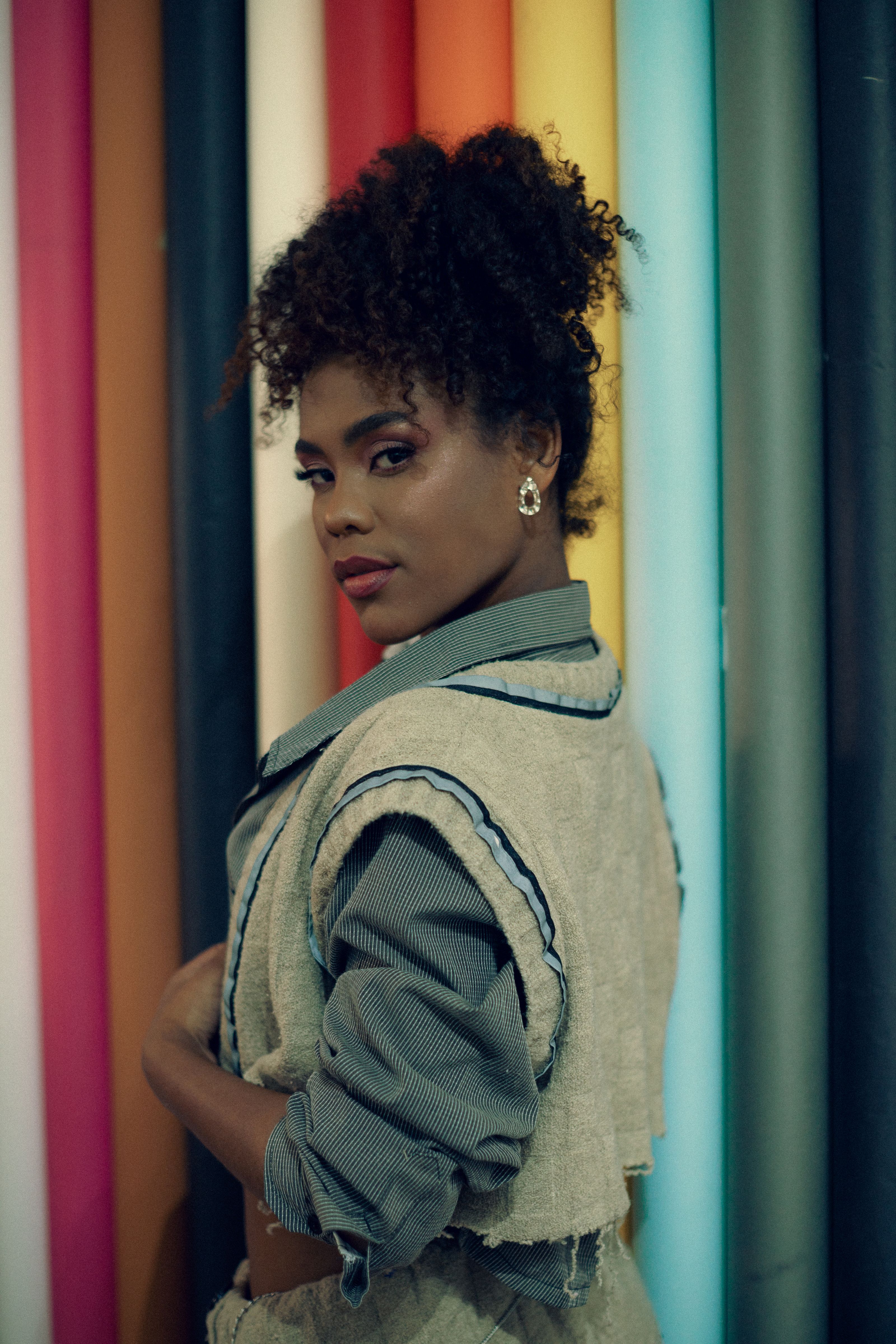 Retrato elegante de uma mulher em um cenário vibrante e colorido, exibindo moda moderna.