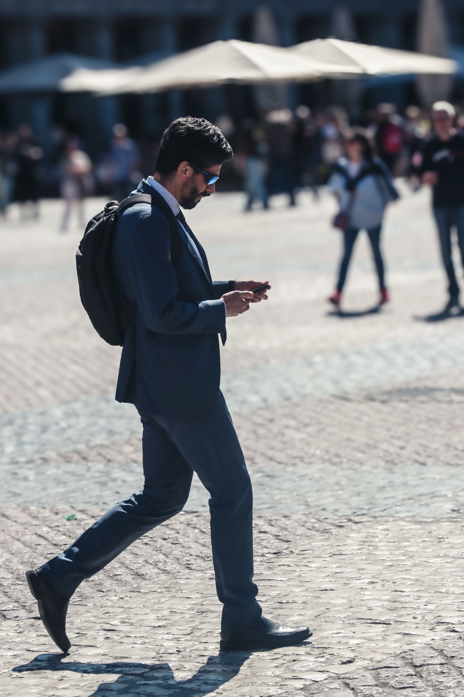 Vendedor em ambiente urbano usando smartphone durante deslocamento