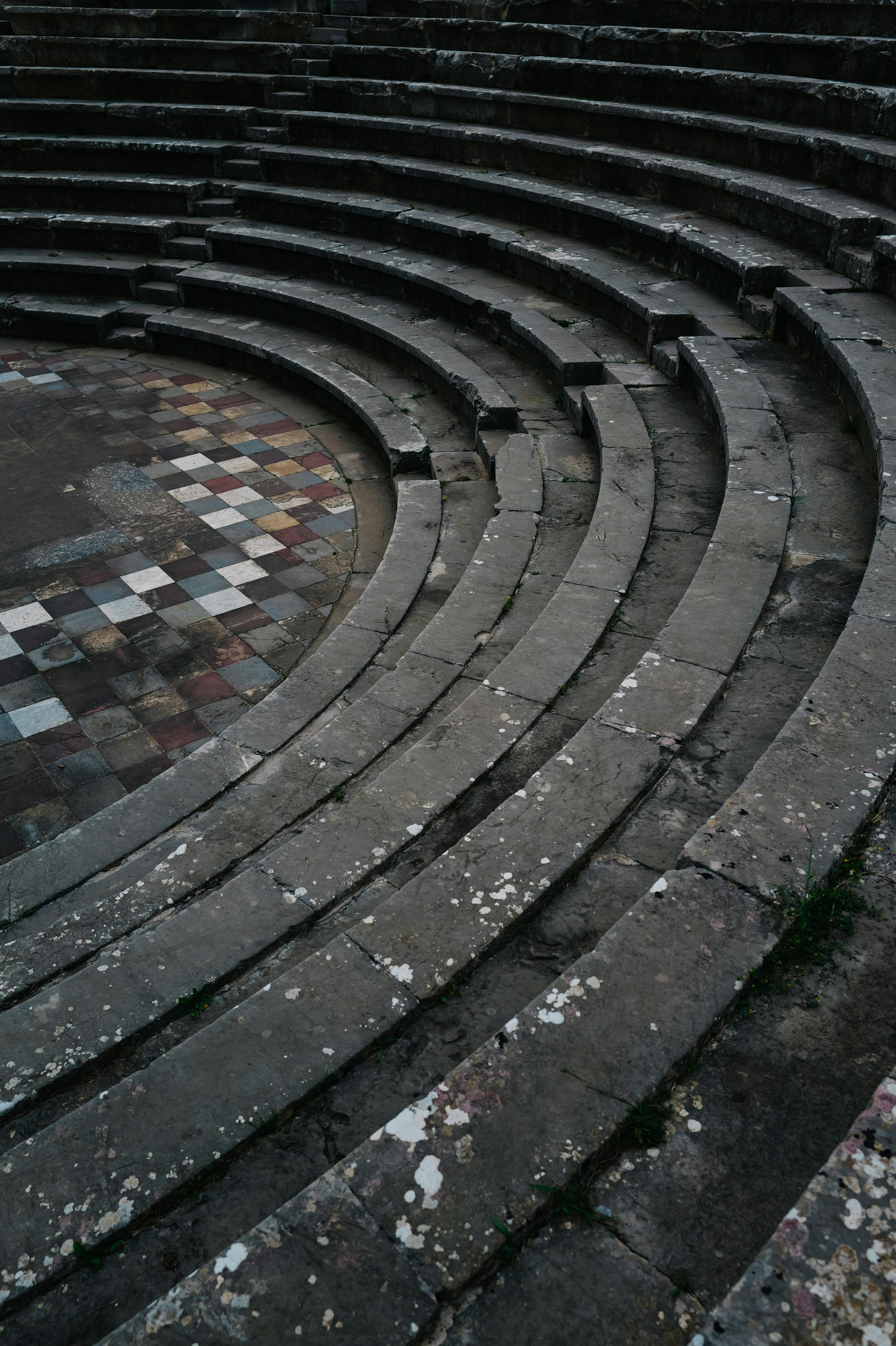 De franc Esglaons de pedra corbats d'un antic amfiteatre amb un patró de mosaic de colors. Foto d'estoc