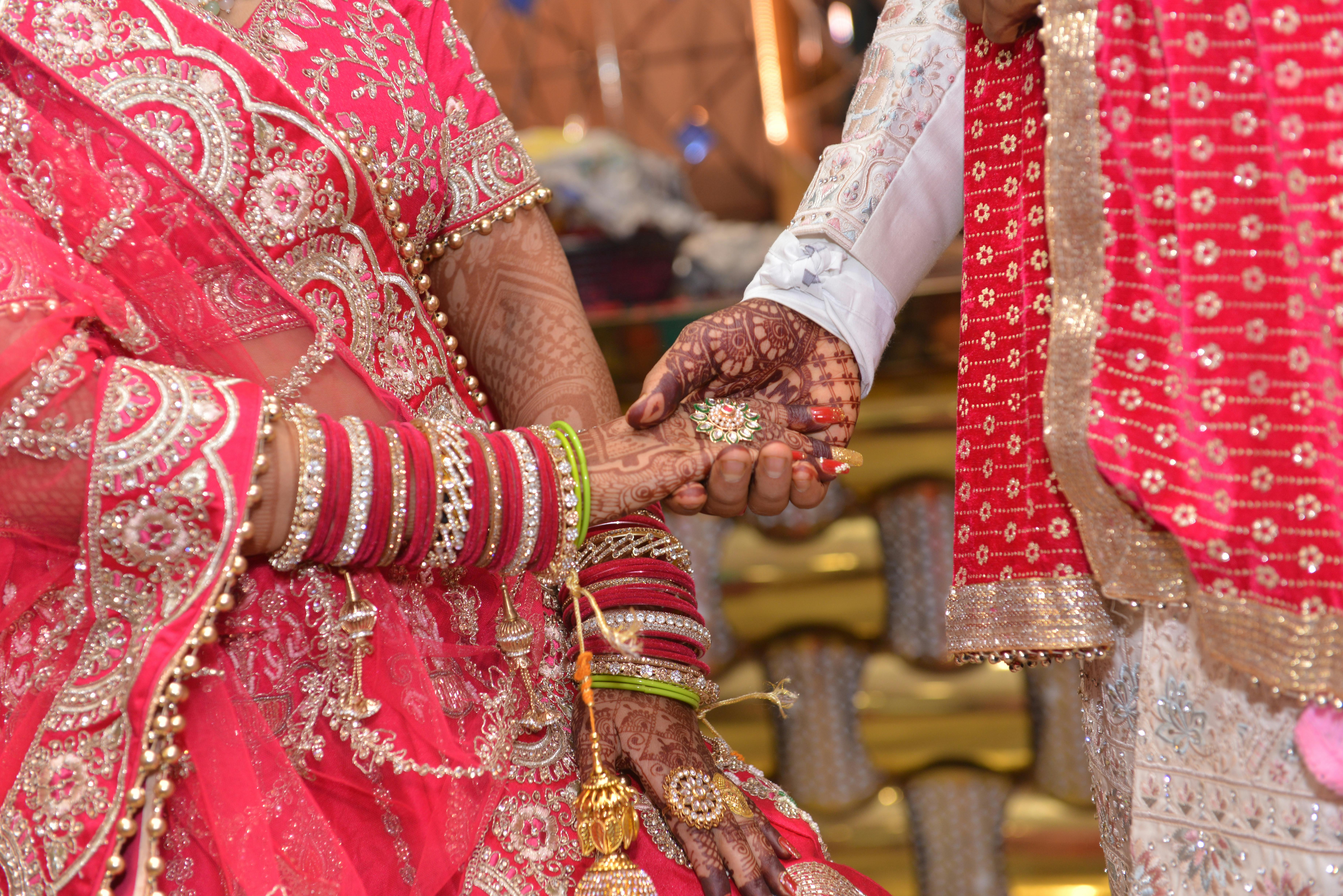 भारतीय विवाह का अनूठा जश्न: परिवार ने बारात के लिए बुक किया पूरा ट्रेन कोच, वीडियो वायरल