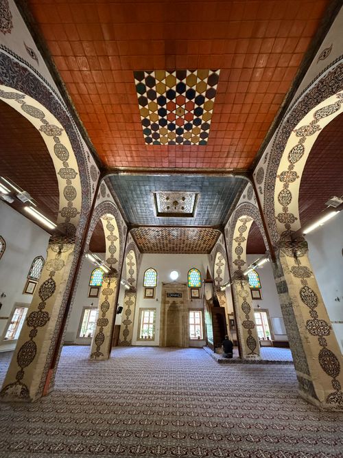 Free Beautifully decorated mosque interior showcasing intricate patterns and arches. Stock Photo