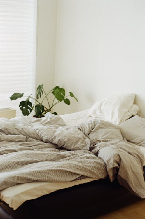 Free Messy White Bed Linen Stock Photo
