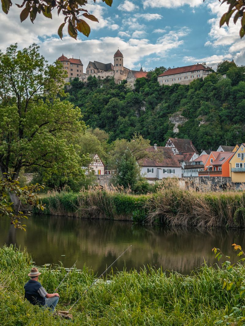 Castelul Harburg pe un deal deasupra râului Wörnitz, în Bavaria, Germania
