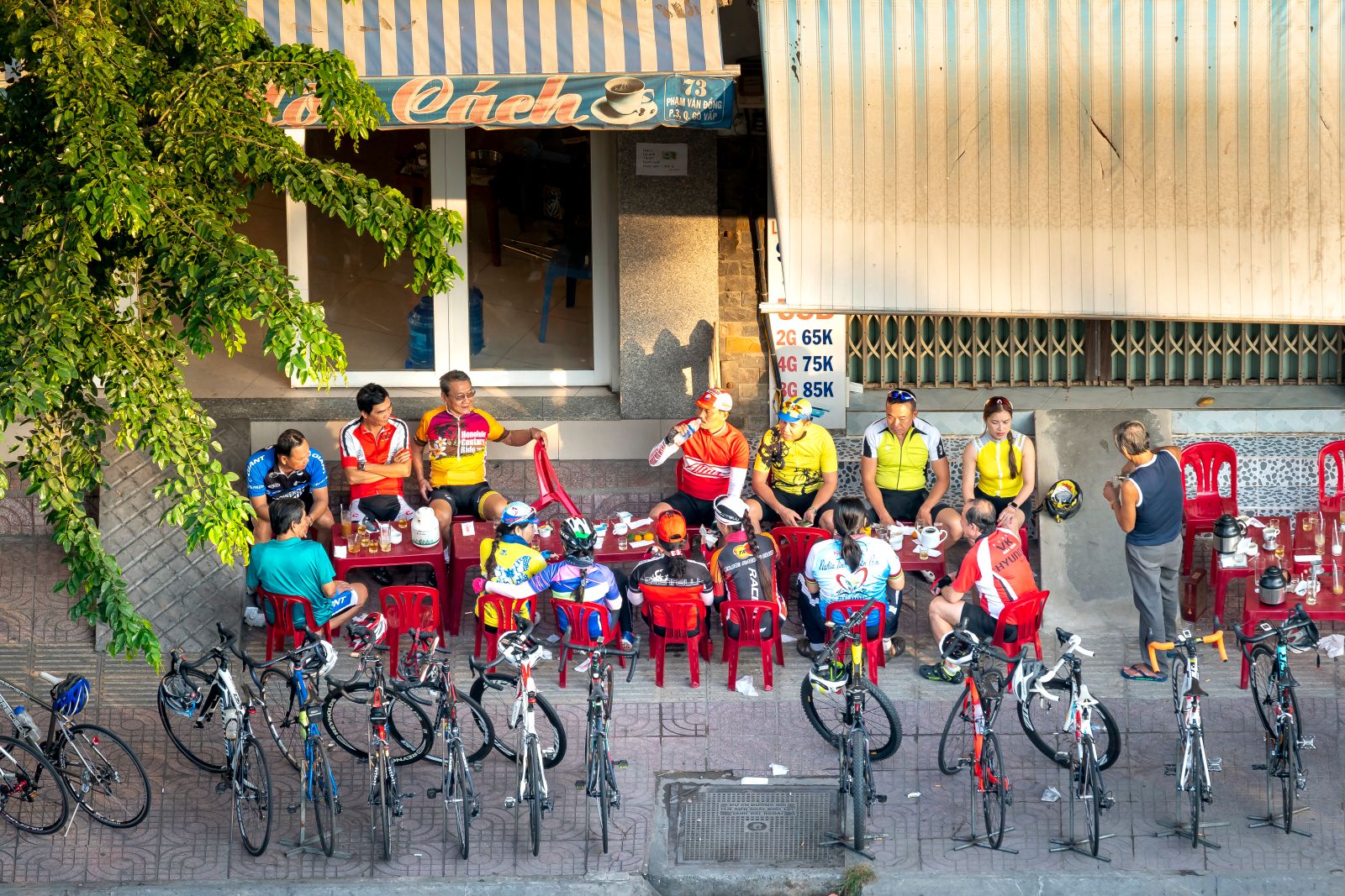 Grupo de pedal tomando café com as bikes estacionadas na frente