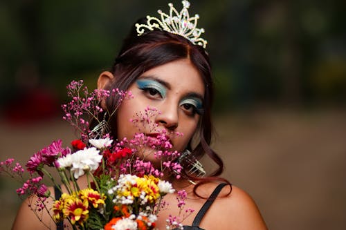 Quý bà đội vương miện cầm hoa