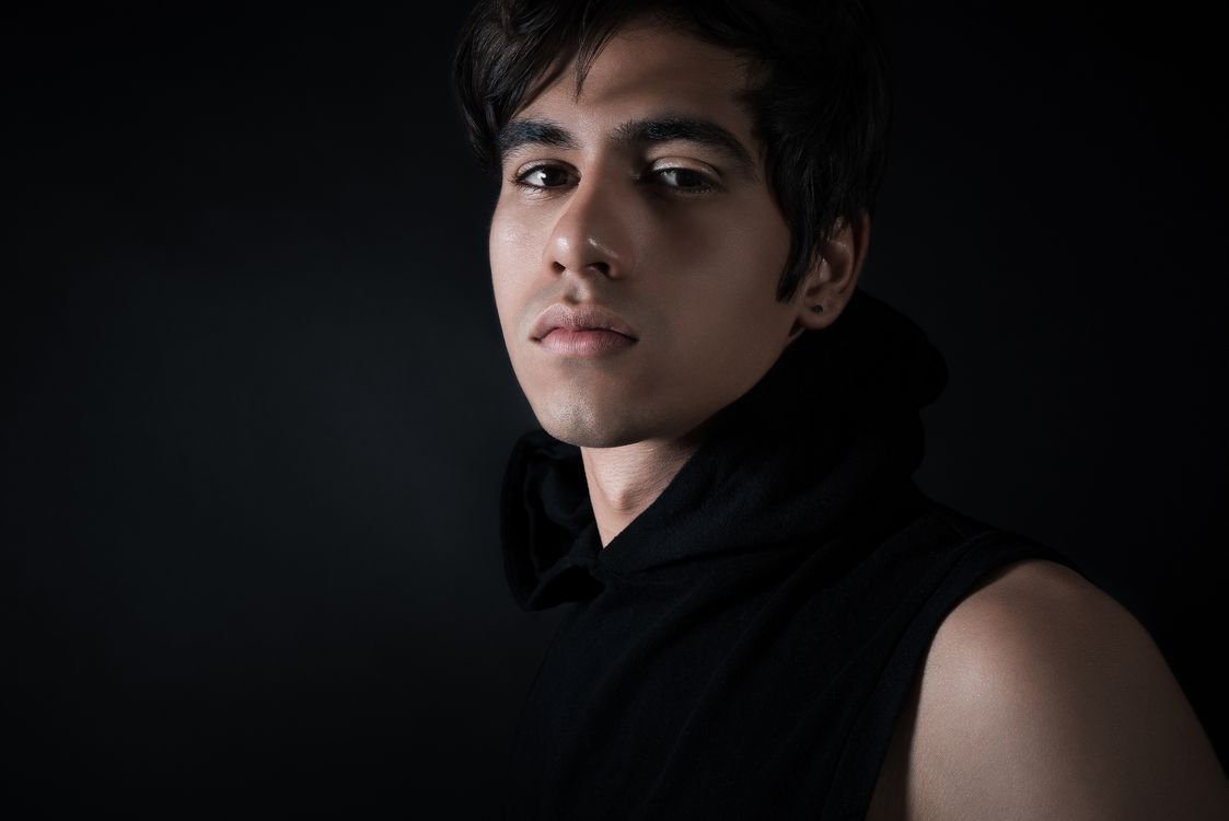 Retrato De Un Joven En Un Estudio Oscuro · Foto de stock gratuita