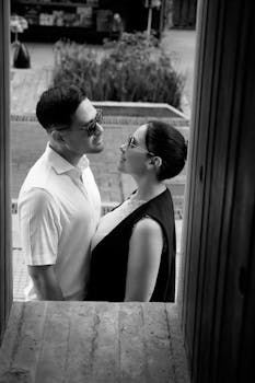 Black and white portrait of a stylish couple sharing a moment outdoors in Buenos Aires.