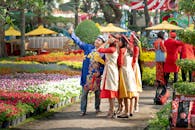 一群欢乐的人在节日的户外庆祝活动中，于鲜艳的鲜花间捕捉回忆