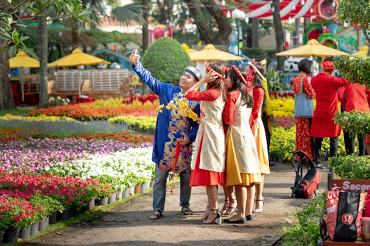 一群欢乐的人在节日的户外庆祝活动中，于鲜艳的鲜花间捕捉回忆