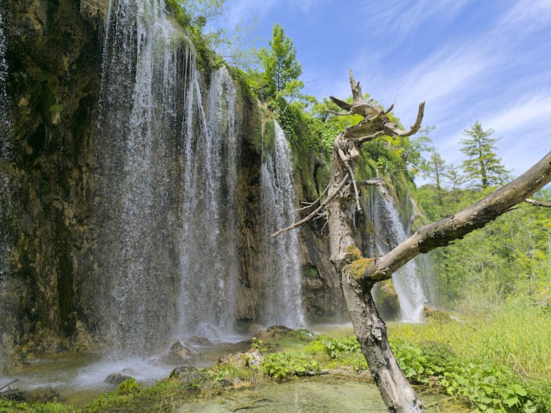 Superbe cascade dans le parc national des lacs de Plitvice, Croatie