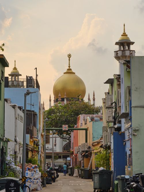 Free View of the iconic Masjid Sultan with its golden dome, framed by vibrant alleys in Singapore. Stock Photo