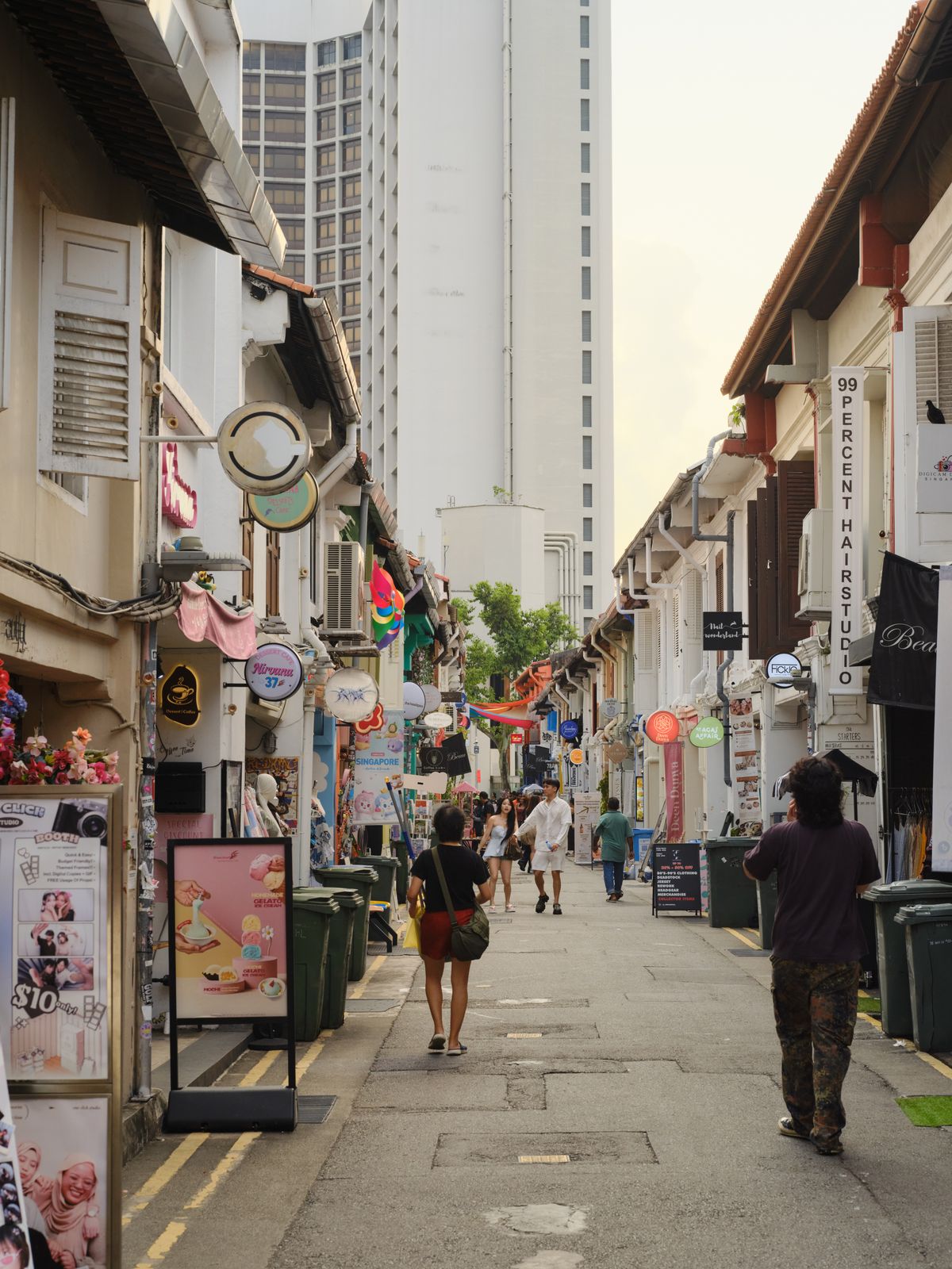Unde te cazezi în Singapore - Kampong Glam - strada Haji Lane cu magazine colorate