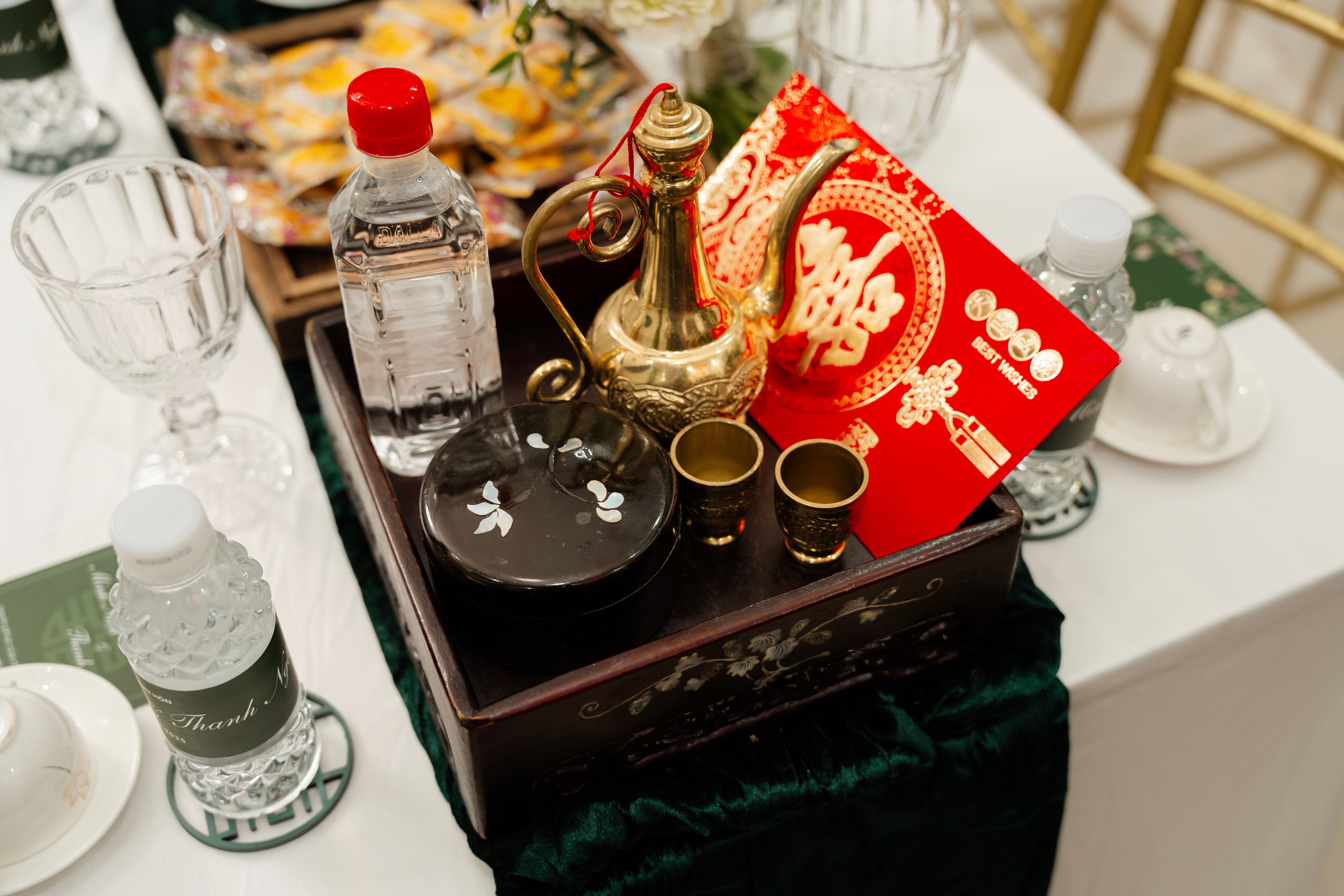 Service à thé chinois avec enveloppe rouge, symbole de prospérité et de célébration