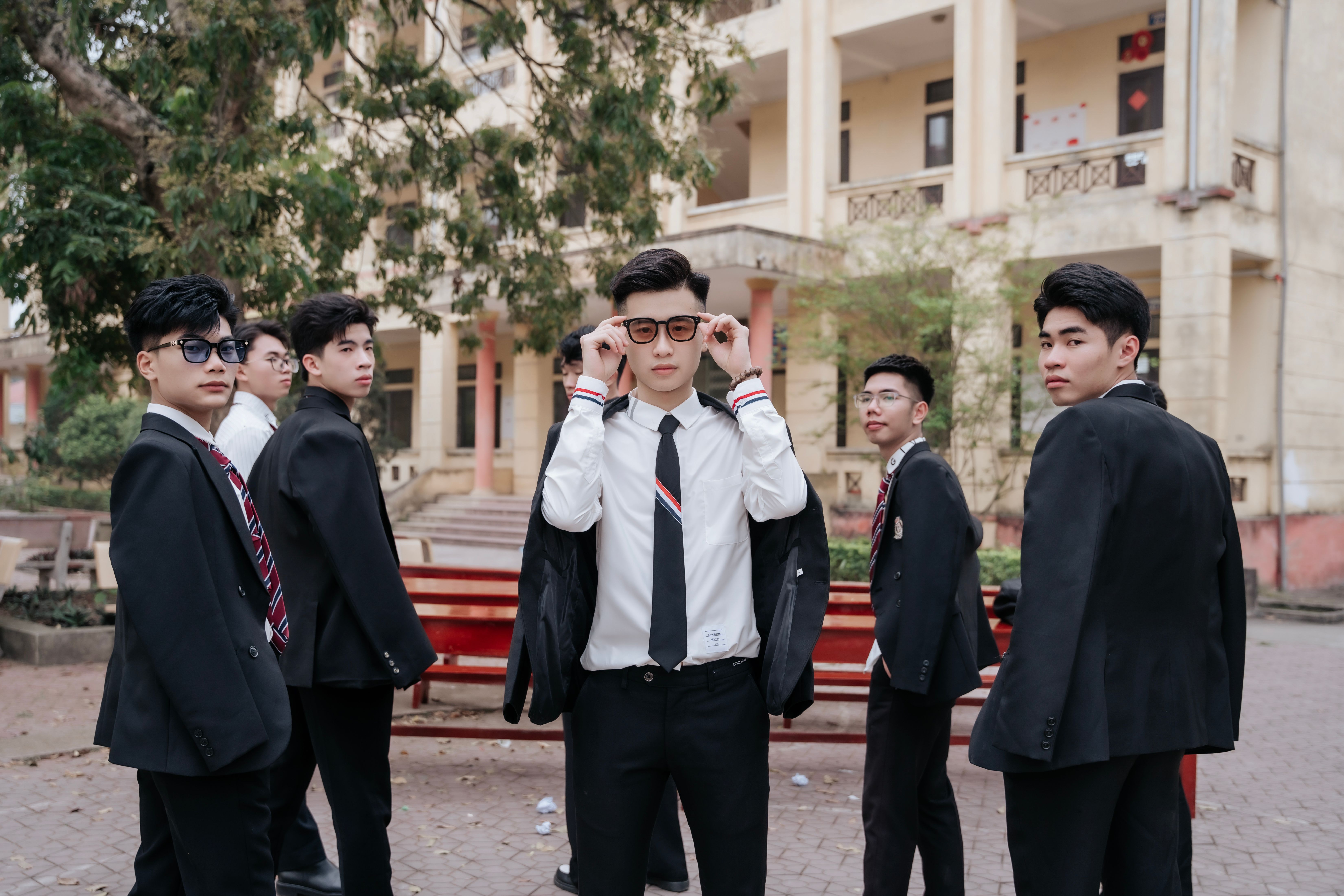 Grupo De Hombres Jóvenes Con Atuendo Formal Al Aire Libre · Foto de ...