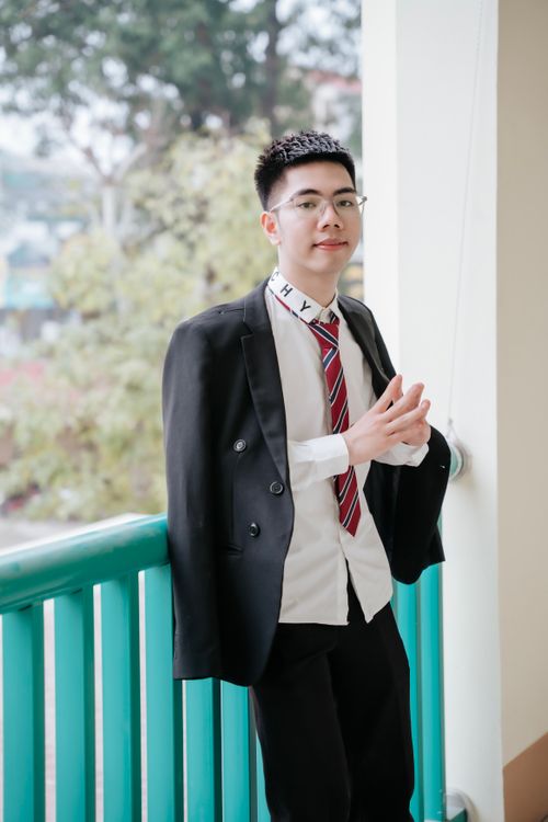 Free Young professional wearing a suit and tie, standing confidently outside on a balcony. Stock Photo