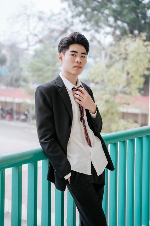 Free Confident young man in a black suit standing outdoors, exuding elegance and style. Stock Photo