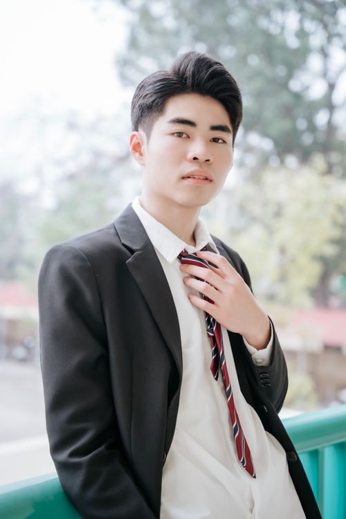 Free Confident young man in a suit posing outdoors, exuding professionalism. Stock Photo