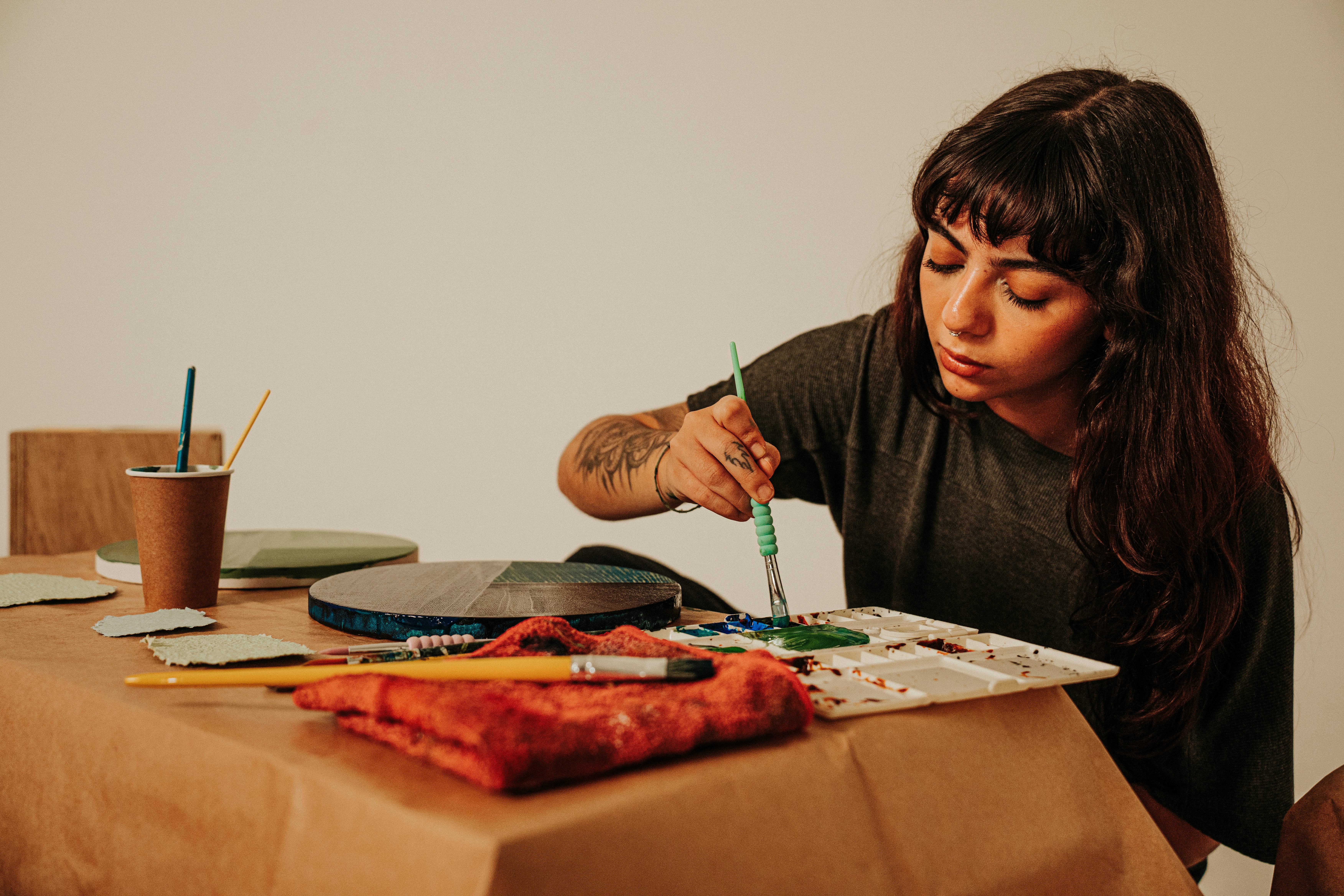 Arts and crafts as free time activity in England 2016, by age — Photo by Emanuel Pedro on Pexels