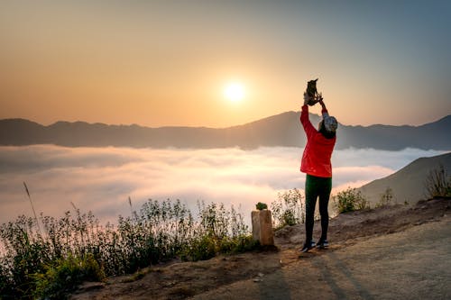 Photo De Personne Debout Près De La Mer De Nuages