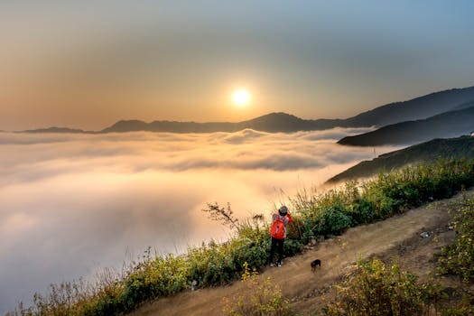 一位背着红色背包的徒步旅行者，在山谷和云海之上欣赏着令人惊叹的日出