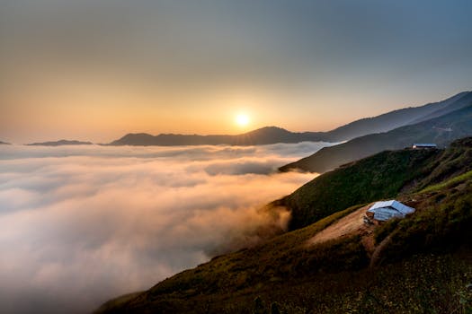 俯瞰山脉和云层，日出景色令人惊叹，展现出宁静的自然美景