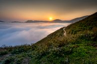 云雾缭绕的山脉上，日出令人惊叹，山路蜿蜒