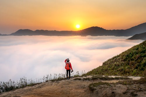 Person, Die Roten Rucksack Mit Blick Auf Das Wolkenmeer Trägt