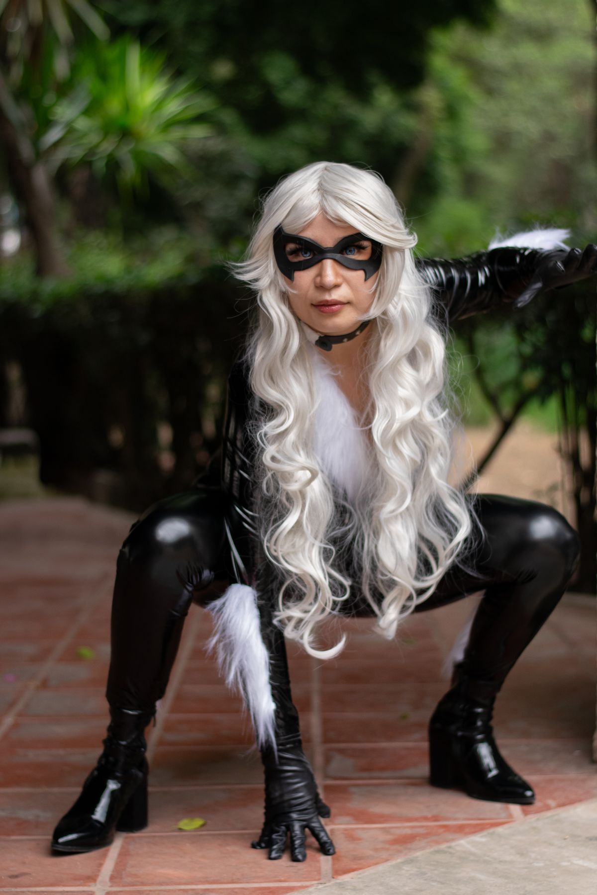 Cosplayer con un traje genérico de superhéroe posando al aire libre