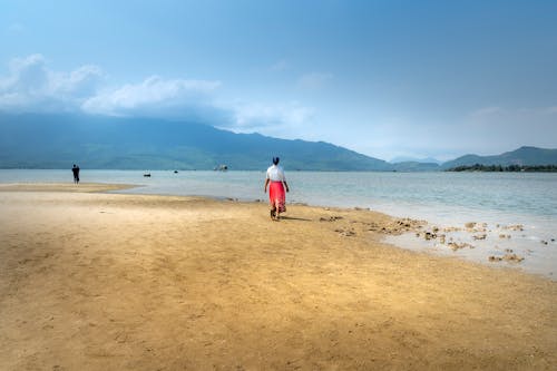 Orang Orang Di Tepi Laut