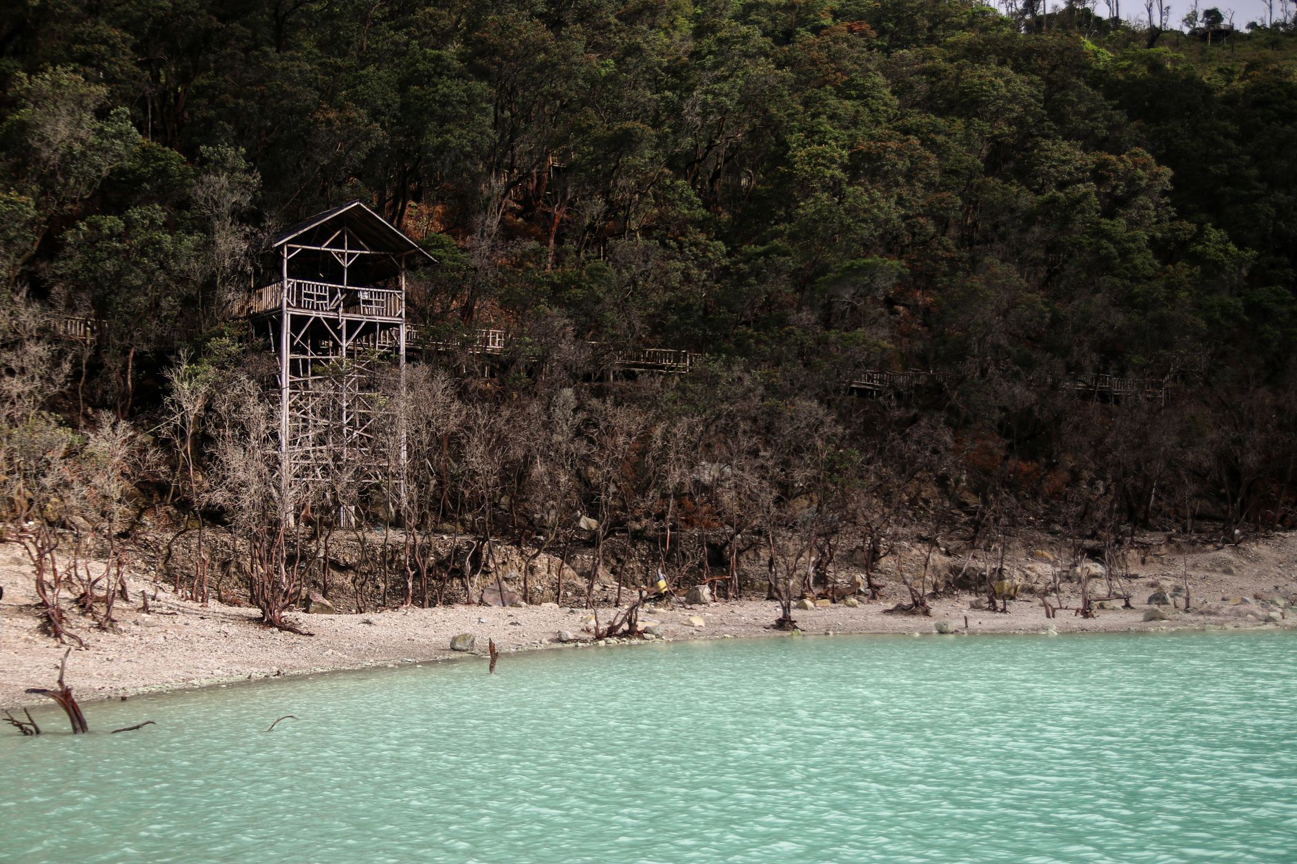 Pemandangan indah danau vulkanik Kawah Putih Ciwidey yang dikelilingi kabut tipis Pemandangan indah danau vulkanik Kawah Putih Ciwidey yang dikelilingi kabut tipis