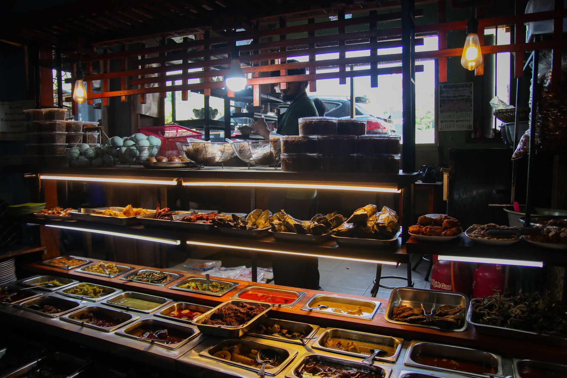 Standar Kualitas Rasa dan Higienitas Prasmanan Jagarasa untuk Acara Anda 1 Explore the vibrant variety of Indonesian cuisine in a bustling West Java market buffet.