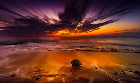 日落时分，戏剧性的色彩照亮了海洋与沙滩