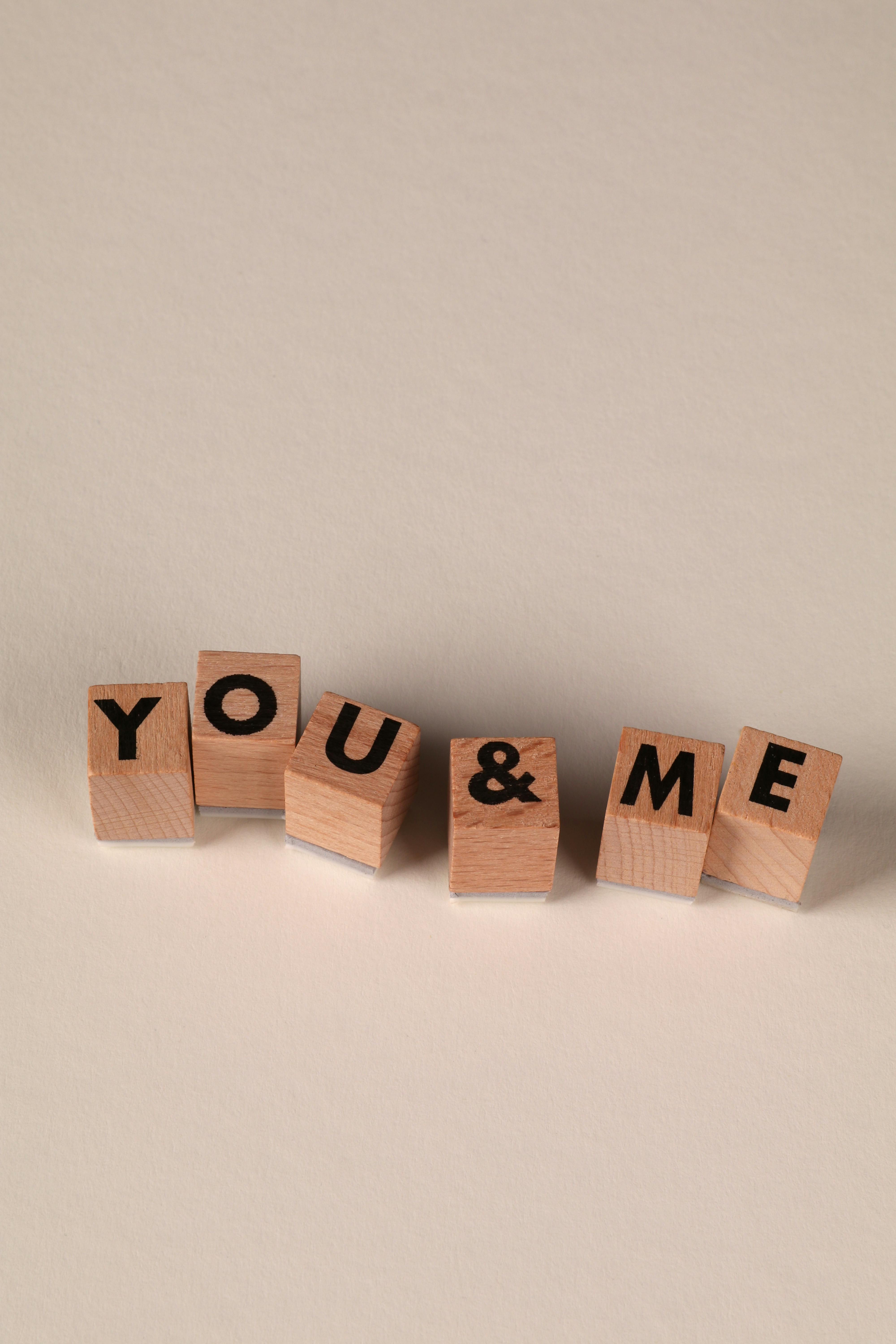 Gratis Blocchi di legno con le lettere che compongono la scritta "You & Me" su uno sfondo neutro, a simboleggiare connessione e amore. Foto a disposizione