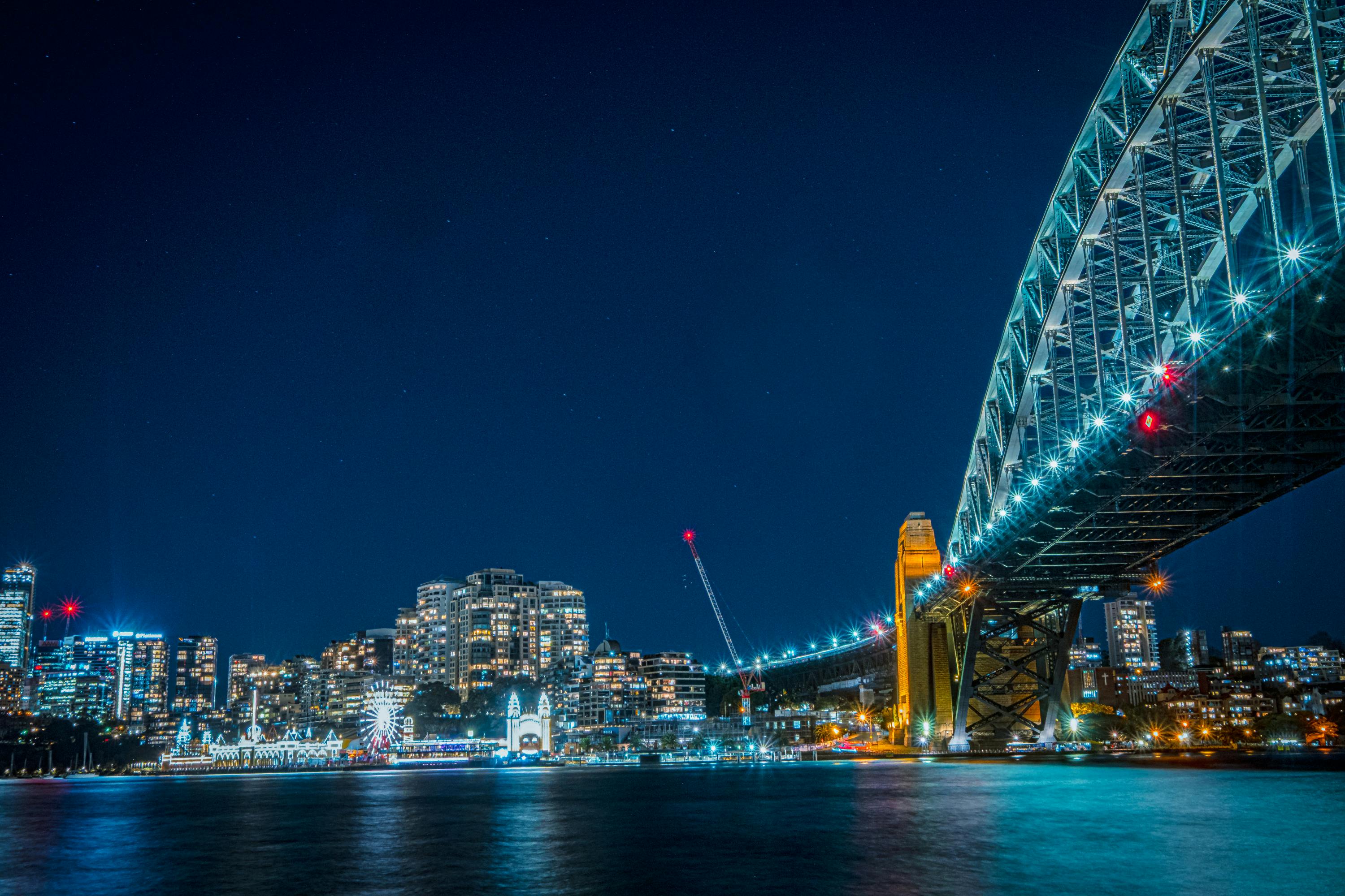 Sydney Limanı Köprüsü ve gökdelenlerin oluşturduğu siluet
