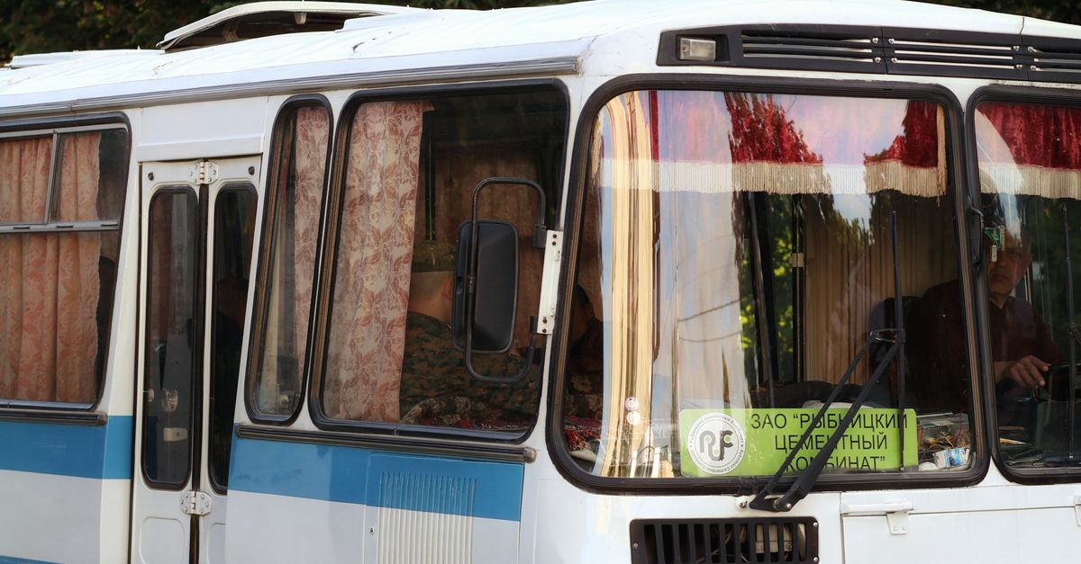 Rüyada Otobüs Yolculuğu Görmek - Rüya Tabiri ve Anlamı - Arkaplanda yemyeşil ağaçlarla çevrili, açık havada park edilmiş klasik mavi bir otobüs.